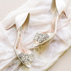 Badgely Mischka cream peep toe pumps